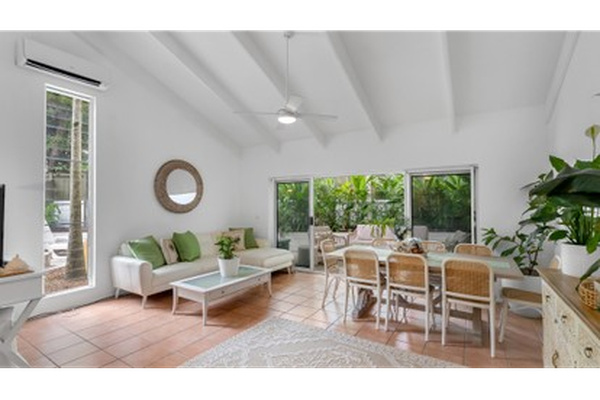 Ray White Douglas logo