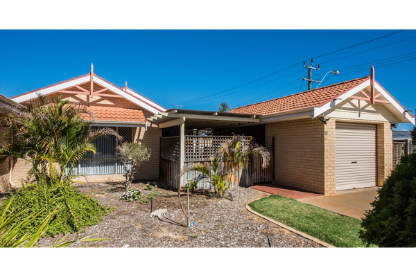 Ray White Geraldton logo